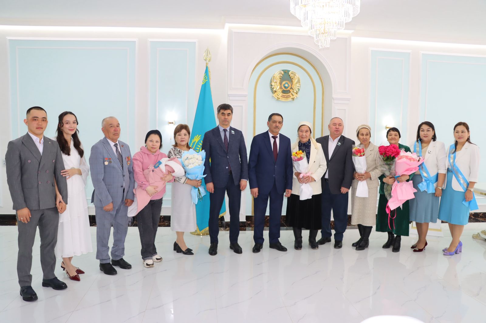 Аудан әкімі Ахат қызметкерлерін кәсіби мерекемен құттықтады