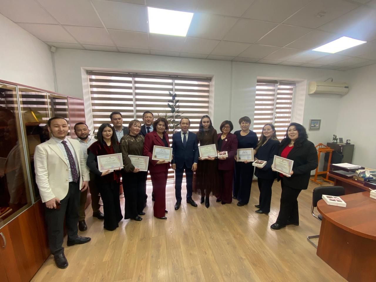 Департамент басшысы ұжымдағы нәзік жандарды 8 наурыз мерекесімен құттықтап, алғыс хатын табыстады