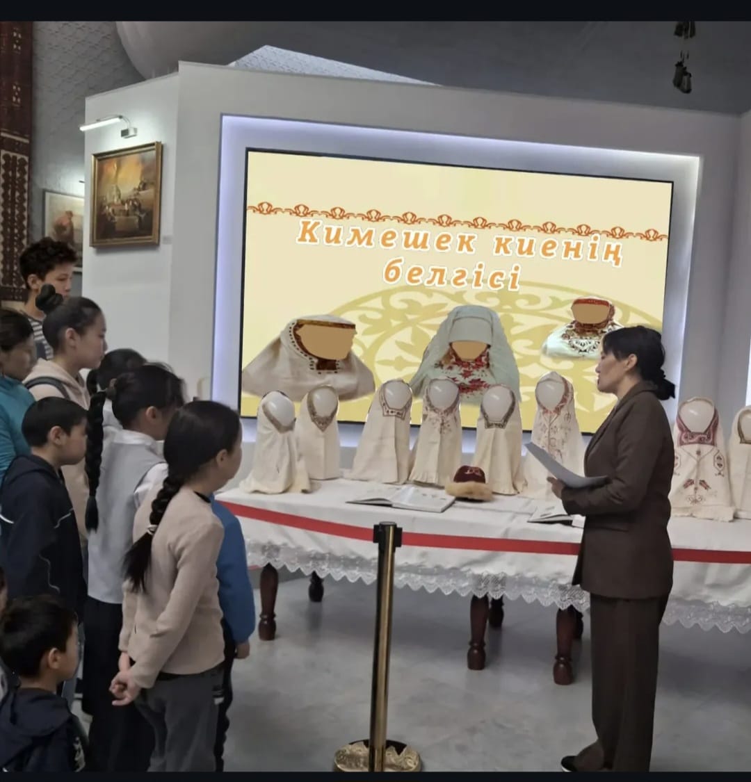 8 наурыз -Халықаралық әйелдер күніне орай "Кимешек киенің белгісі" атты көрме ұйымдастырылды