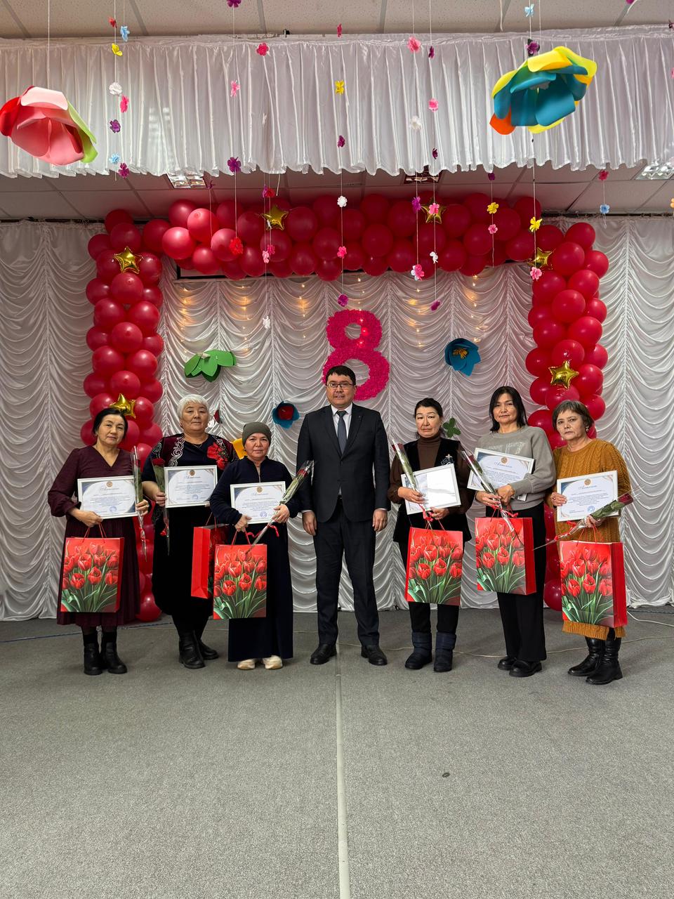 Қарағаш ауылдық округіне қарасты Самбай ауылдық мәдениет үйінде 8 наурыз – Халықаралық әйелдер күніне орай мерекелік концерт өтті