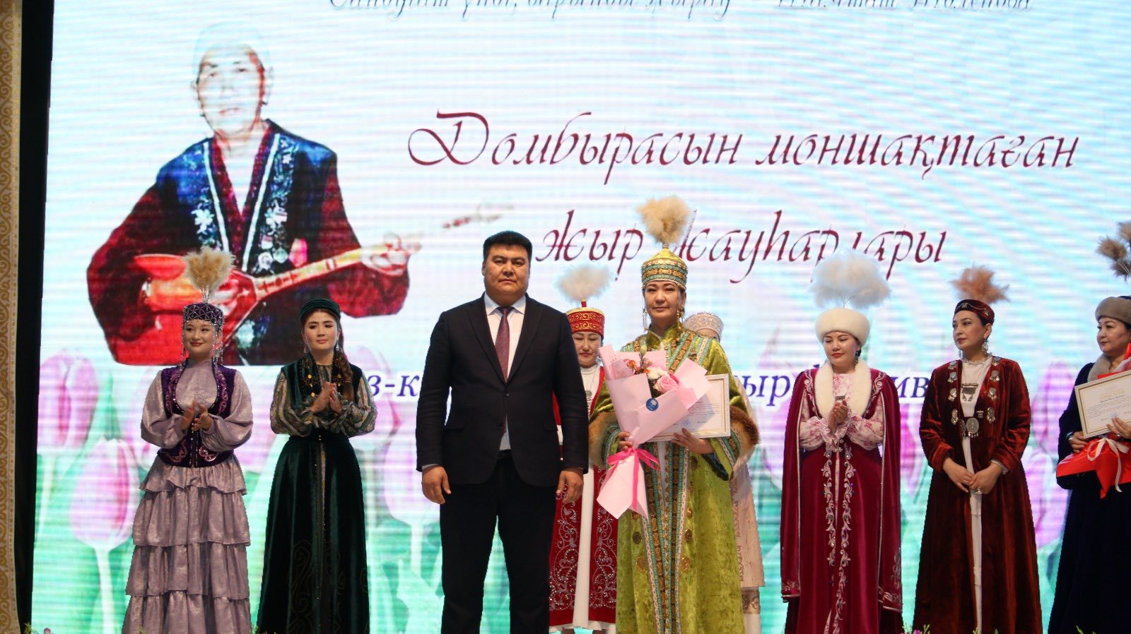 «Домбырасын моншақтаған жыр жауһарлары»