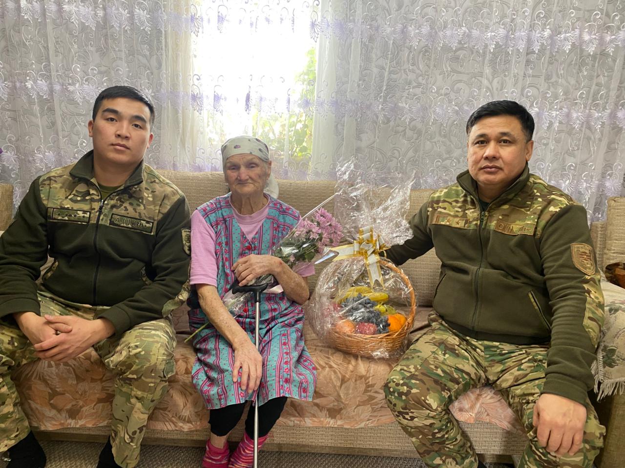 Жүрек жылуы мен алғыс сөздері: ТЖД қызметкерлері ардагерді құттықтады