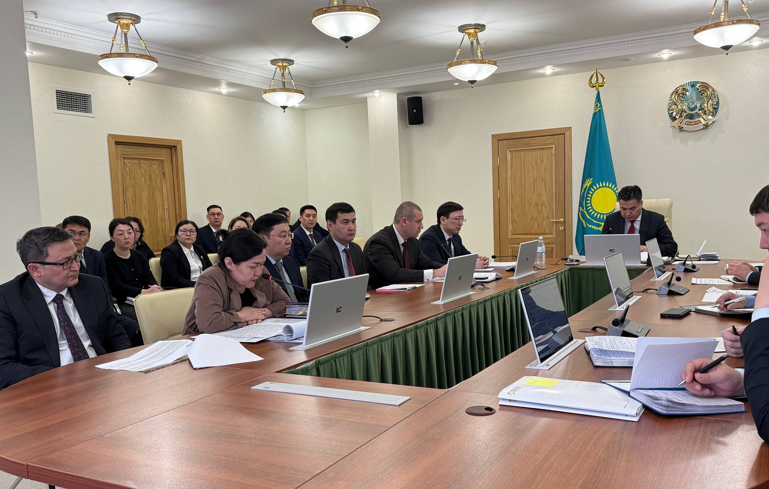 В Минтруда обсудили вопросы назначения спецвыплат работникам вредных производств и планы развития Государственной аннуитетной компании