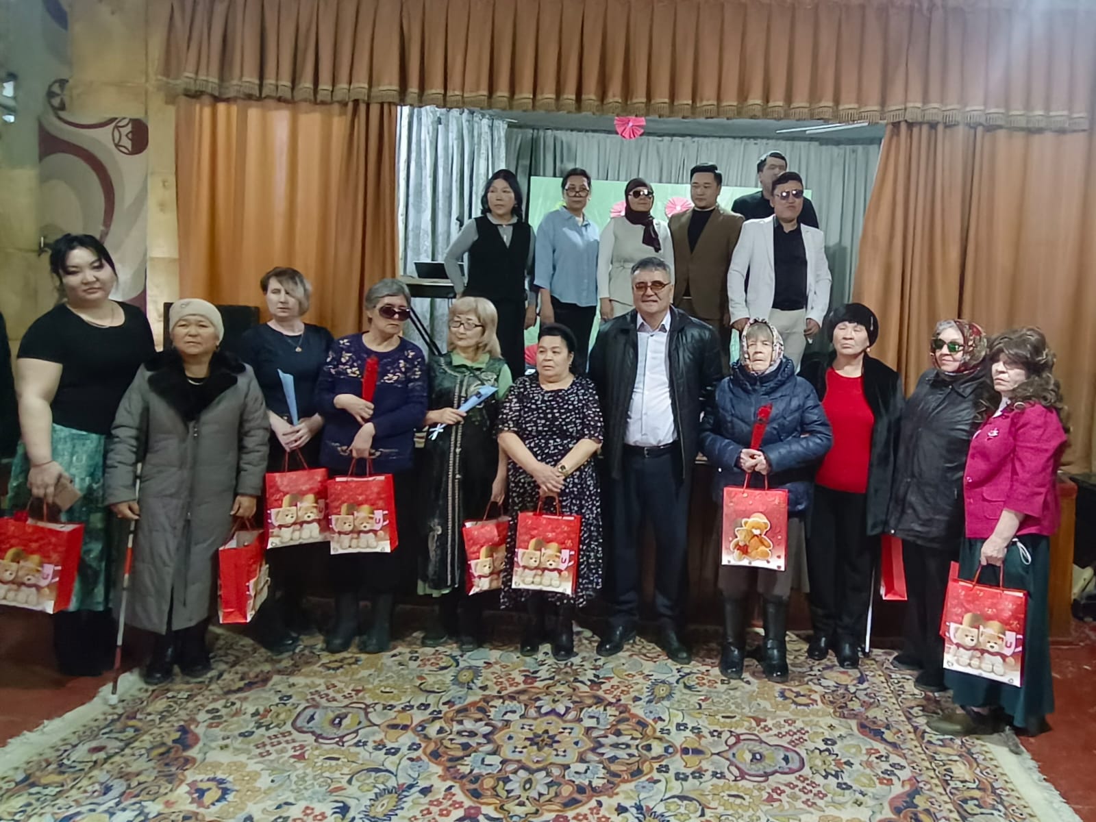 Для незрячих и слабовидящих читателей центральной библиотеки имени Сакена Сейфуллина  организован праздничный концерт «Ана өмірдің шуағы»