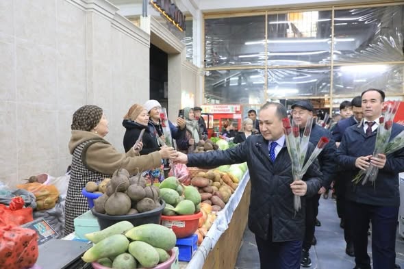 САРЫАҒАШ: МЕРЕКЕГЕ ОРАЙ АРДАҚТЫ АНАЛАРҒА ҚҰРМЕТ КӨРСЕТІЛДІ
