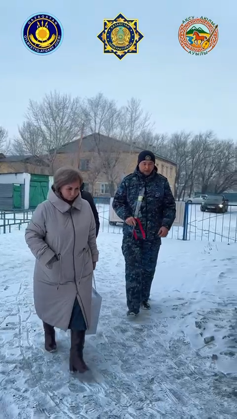 Ақсу-Аюлы ауылдық округі әкімі аппараты, аудандық прокуратура және пробация қызметі бірлесіп 8 наурыз – Халықаралық әйелдер күніне орай Шет ауданының пробация қызметінің есебінде тұрған әйел азаматшаларды мерекемен құттықтап, гүл шоқтары мен сыйлықтар табыс етті🌹