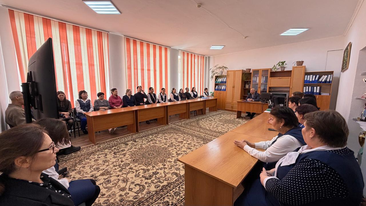 Жақсы аудандық мәслихатының депутаты Мейрамов Мұрат Жұмағалиұлы Қ.Өскенбаев атындағы білім беретін ордасында мектеп қызметкерлерімен Қазақстан Республикасының Конституциясының жаңа жобасымен түсіндіру жұмыстарын жүргізді
