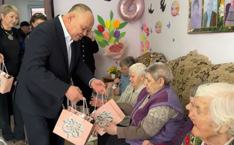 Халықаралық әйелдер күніне орай Жарқайың ауданының әкімі Ербол Жүсіпбеков бірқатар мекемелерді аралап, әйелдерді мерекемен құттықтады.