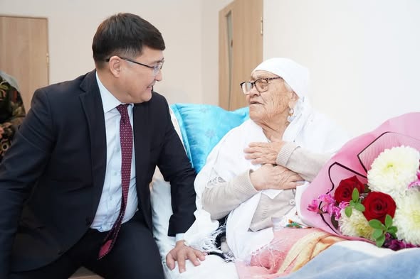 ТҮРКІСТАН: ҚАЗЫҒҰРТ АУДАНЫНДА ҒАСЫР ЖАСАҒАН ӘЖЕЛЕРГЕ СЫЙ-ҚҰРМЕТ КӨРСЕТІЛДІ