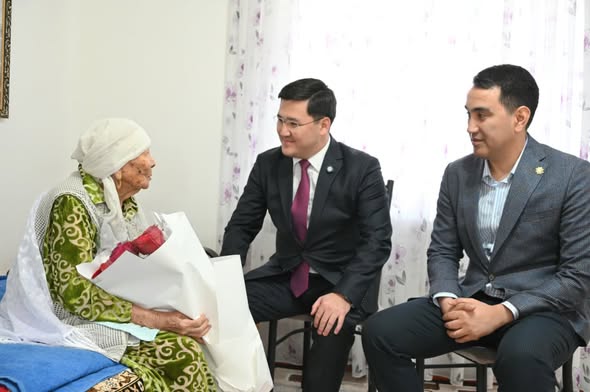 ТҮРКІСТАН: ЖЕТІСАЙДА  ҒАСЫР ЖАСАҒАН АНАЛАРҒА ҚҰРМЕТ КӨРСЕТІЛДІ