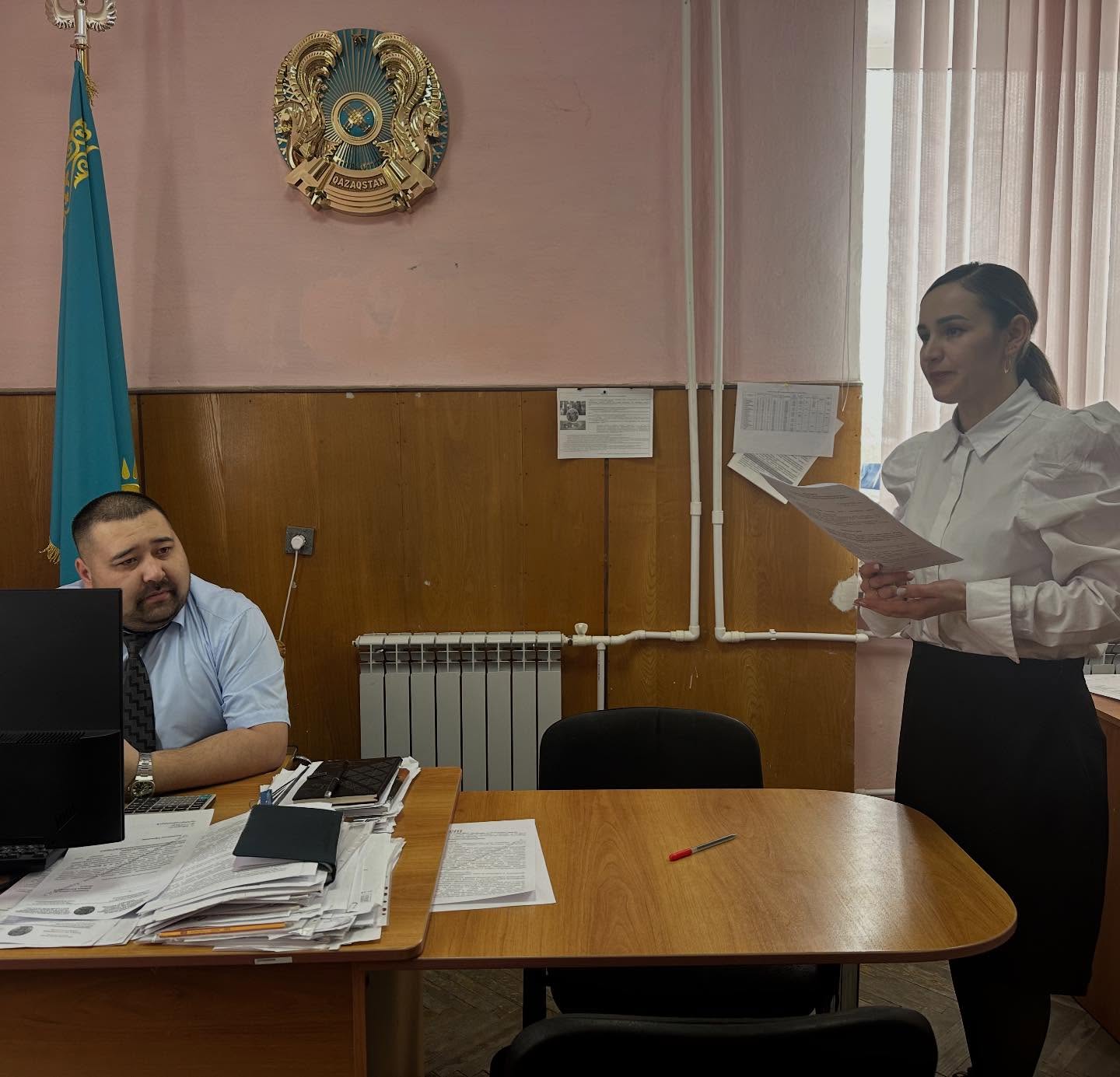 Қамысты ауданының әдеп жөніндегі уәкілі Бестөбе ауылының әкімімен әңгімелесті.