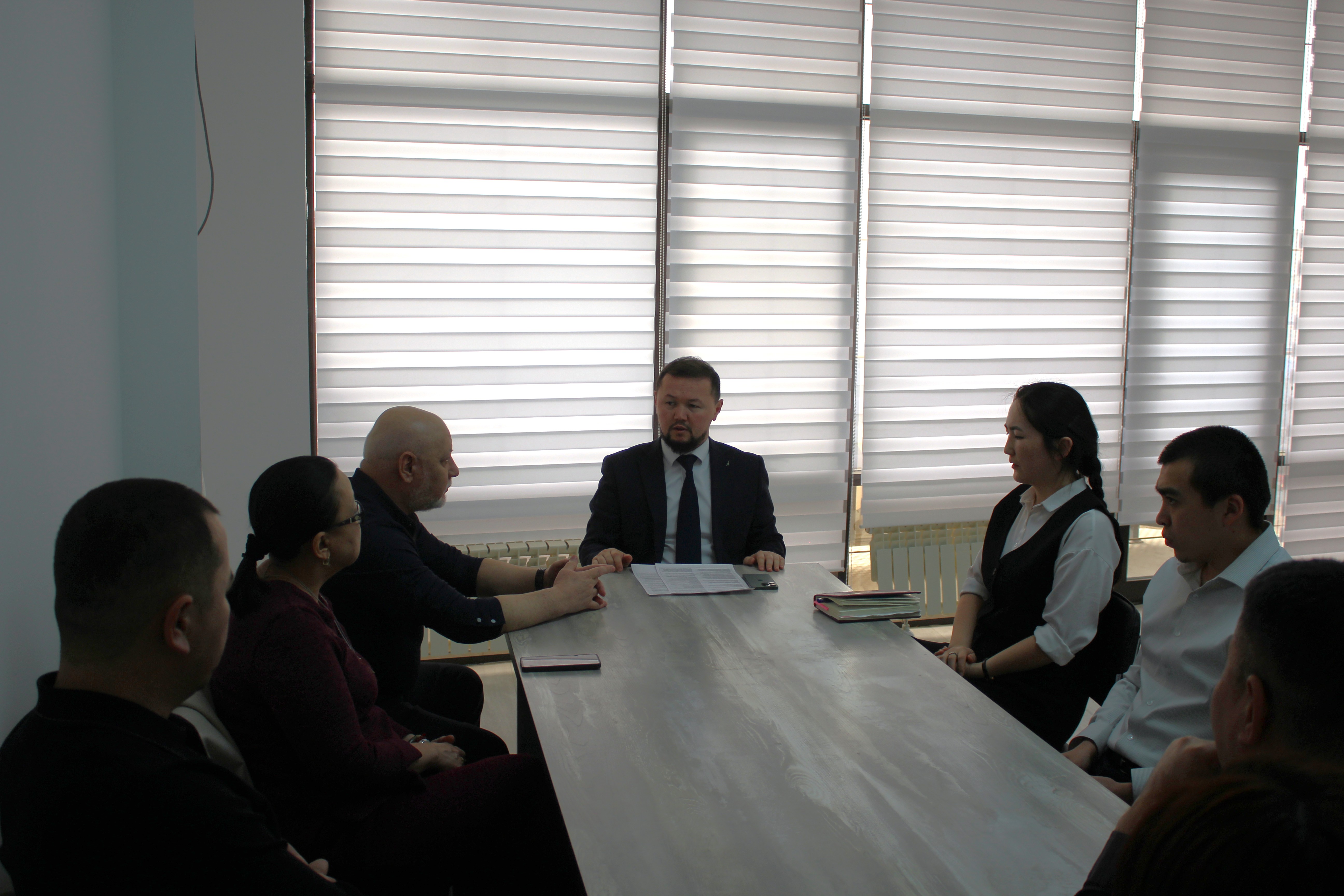 2026 жылдың 11 наурызында Қазақстан Республикасы Еңбек және халықты әлеуметтік қорғау министрлігінің Мемлекеттік еңбек инспекциясы комитетінің Маңғыстау облысы бойынша департаменті Еңбек тәуекелдері картасында жоғары тәуекел дәрежесіне енгізілген кәсіпорындармен түсіндіру жұмыстарын жүргізу мақсатында мекемелермен жиналыс өткізді.