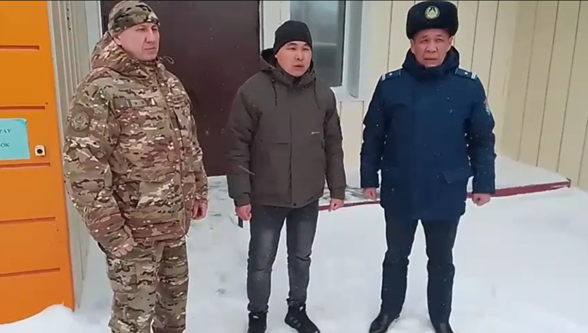 СҚО-да боранды жарып өтіп, полицейлер мен құтқарушылар босанғалы жатқан әйелді қалаға жеткізді