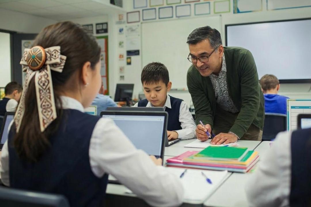 Қазақстанның 200 мың педагогі жасанды интеллект ассистенттерін құру үшін ChatGPT Edu жобасына қосылады