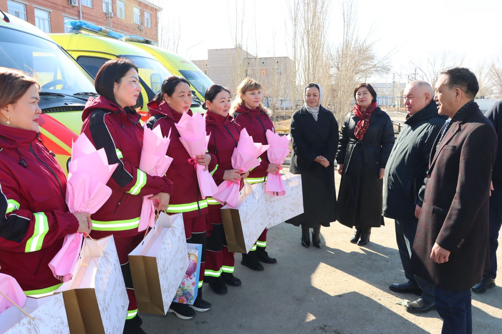 Аким района поздравил сотрудников скорой помощи с праздником