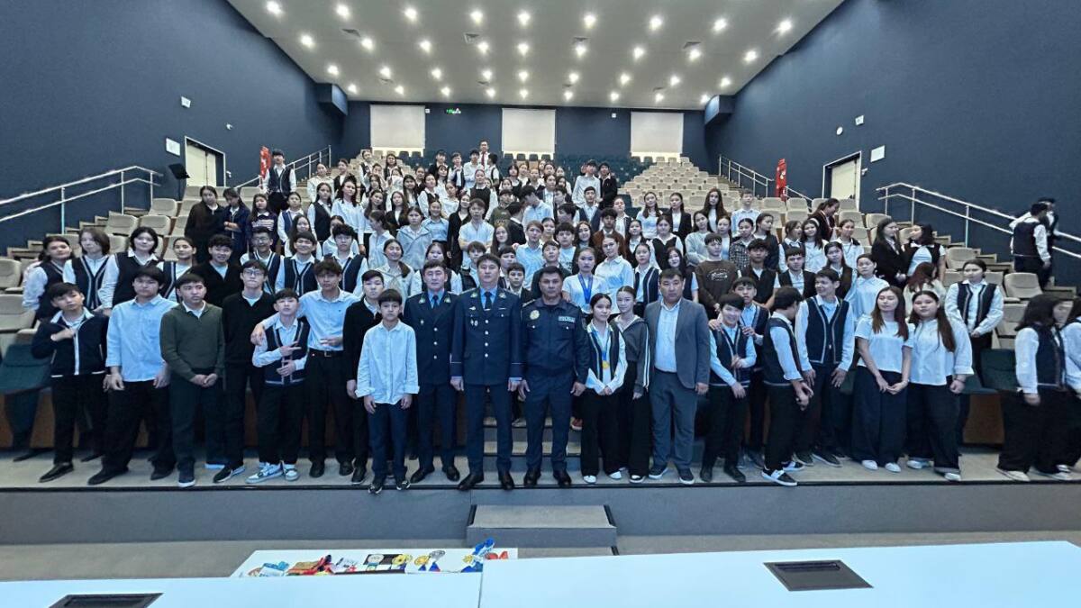 Түркістанда армрестлингтен әлем чемпионы атанған полицей оқушыларға шеберлік сабағын өткізді