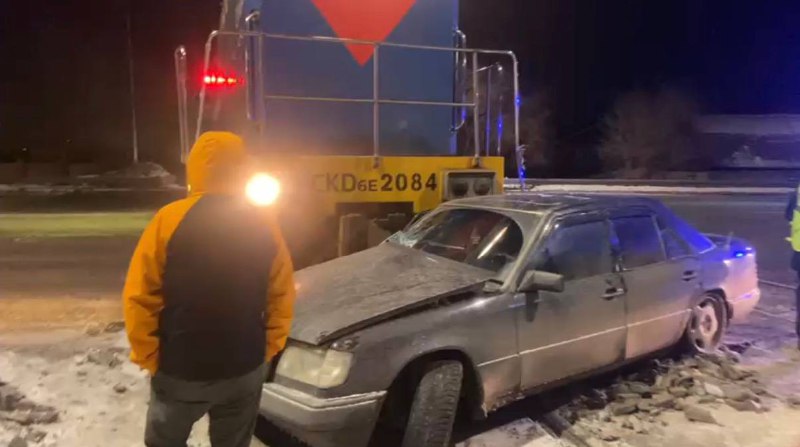Семейде теміржол өткелінен өту ережесін бұзған Mercedes-Benz жүргізушісі 9 айға жүргізуші куәлігінен айырылуы мүмкін