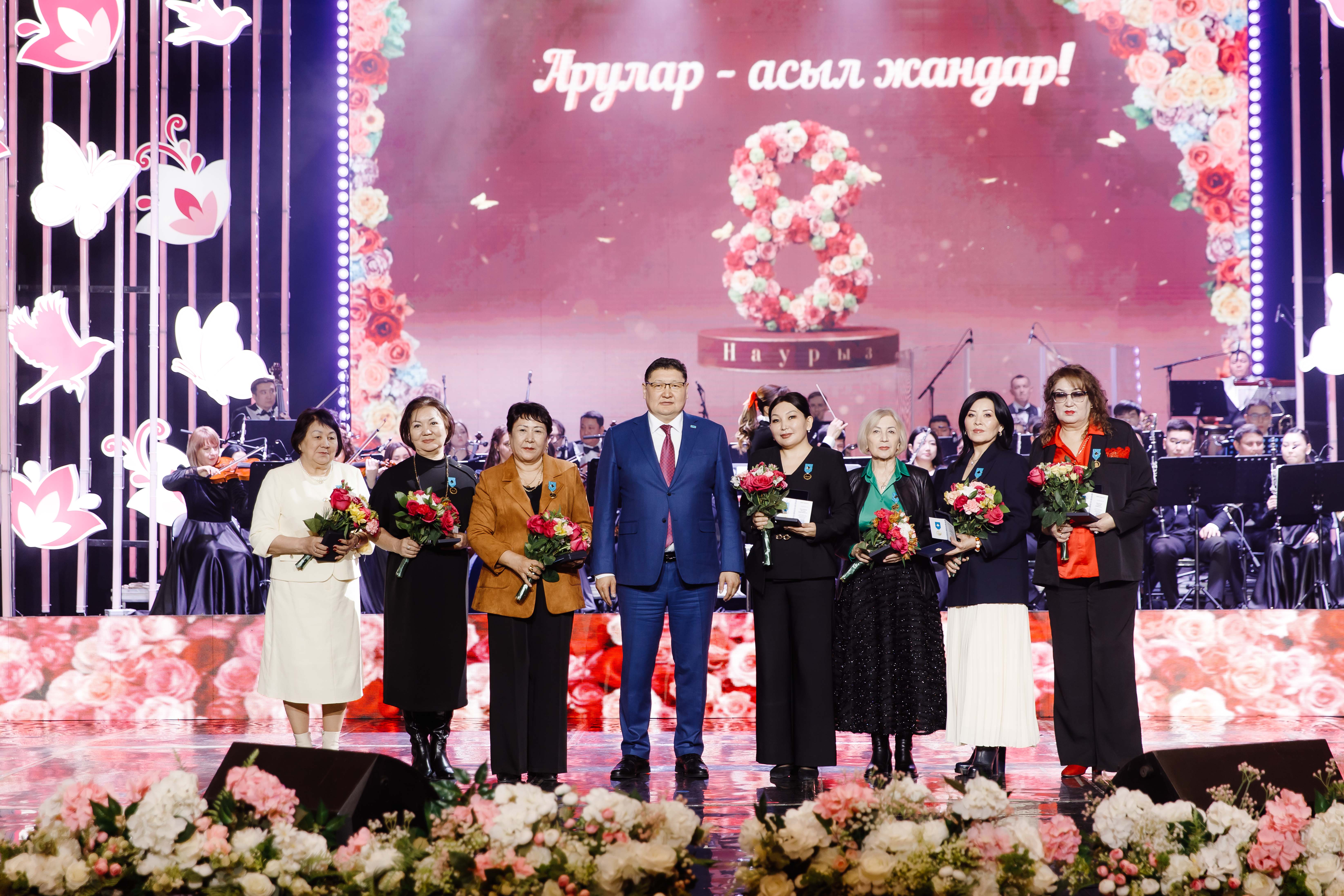 Семей қаласында 8 наурыз – Халықаралық әйелдер күніне орай «Арулар – асыл жандар» атты мерекелік концерт өтті.