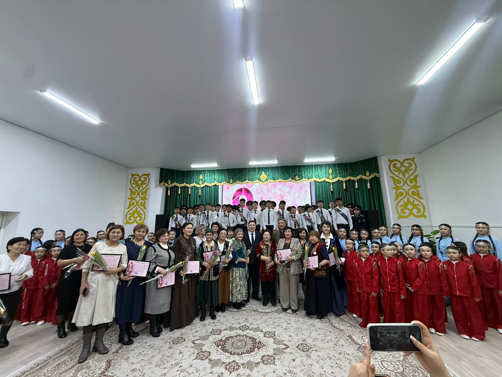 Байсерке ауылдық округінде 8 наурыз – Халықаралық әйелдер күні қарсаңында белсенді азаматшалар марапатталды!