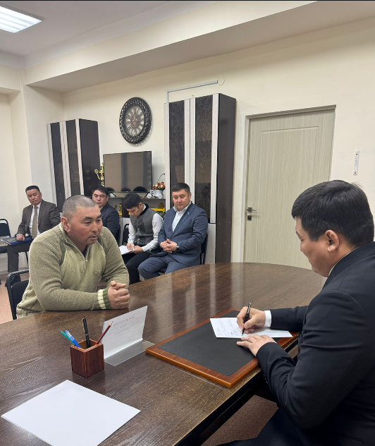 Аудан әкімі Ұ. Досымбеков тұрғындарды жеке қабылдады