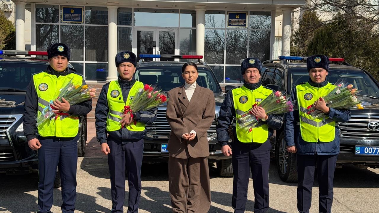 Қазақстандық полицейлер Халықаралық әйелдер күніне орай мерекелік акция өткізді