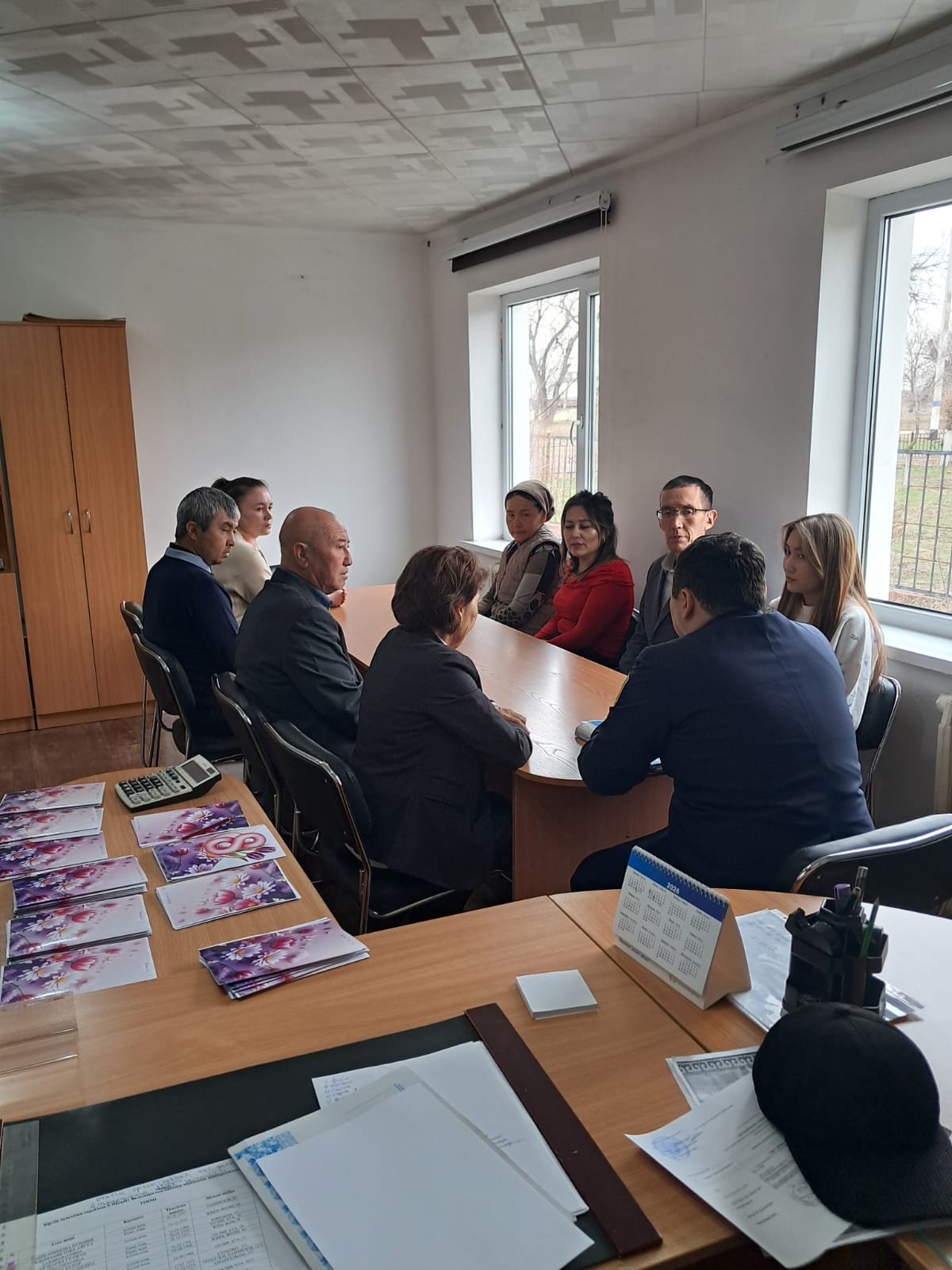 Жамбыл облысы Әділет департаментінің филиалы «Шу ауданаралық мәжбүрлеп орындату аумақтық бөлімінің» аға сот орындаушысы азаматтарға құқықтық кеңес беру мақсатында «Шу ауданы Бірлік ауылдық округі әкімінің аппараты» КММ қызметкерлерінің қатысуымен дөңгелек үстел ұйымдастырылып өткізді.