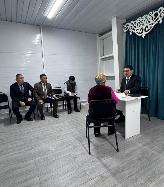 Аудан әкімі Ұ. Досымбеков тұрғындарды жеке қабылдады