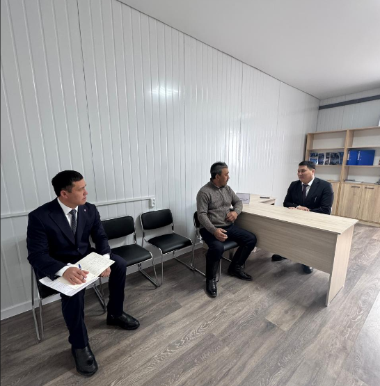 Аудан әкімі Ұ. Досымбеков тұрғындарды жеке қабылдады