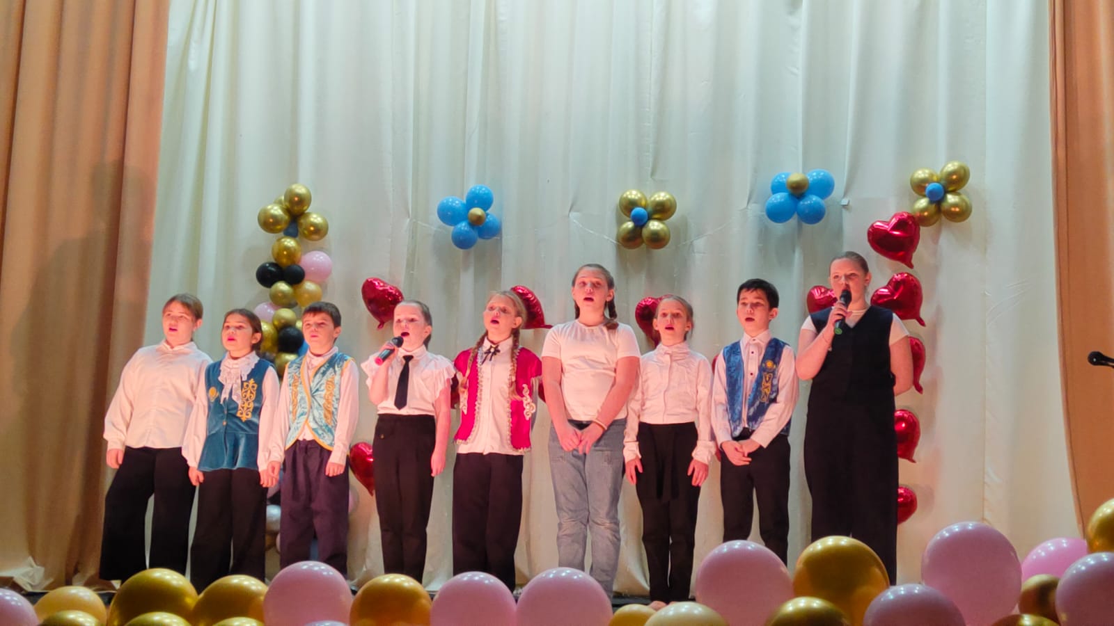 Мәдениет үйінде көктемнің әсем мерекесі — 8 Наурыз Халықаралық әйелдер күніне арналған мерекелік концерт өтті