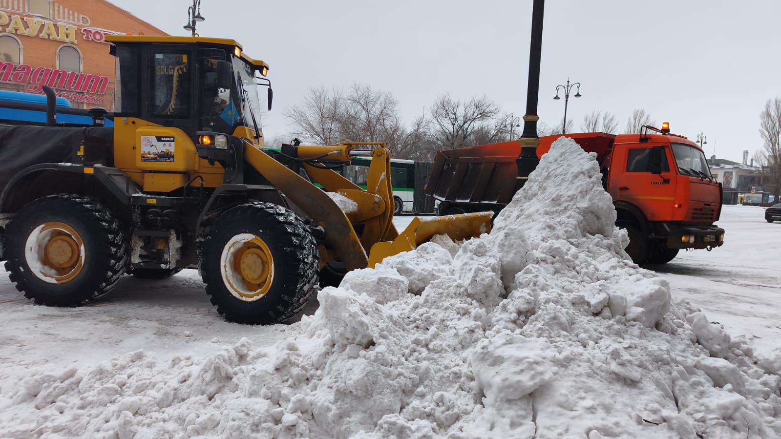 В работе по уборке снега в Астане задействованы тысячи дорожных рабочих