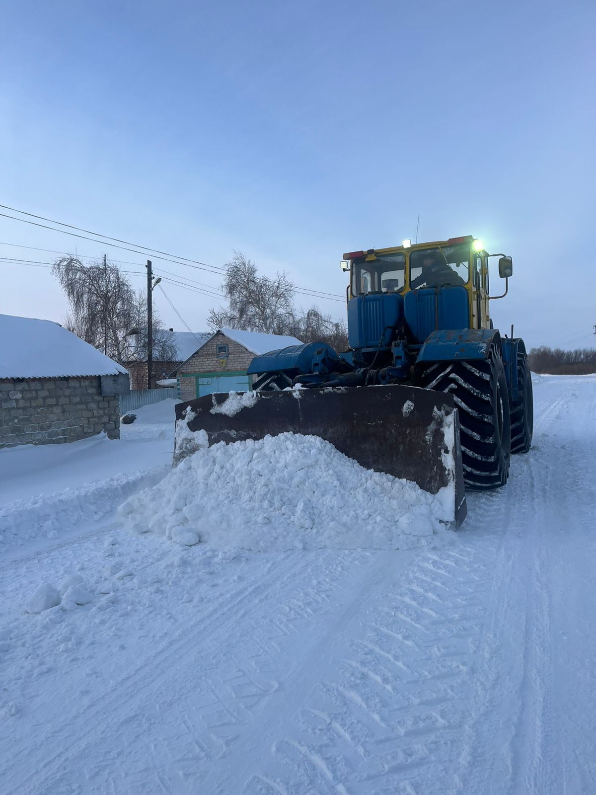 В селе Придорожное продолжаются работы по очистке дорог от снега.