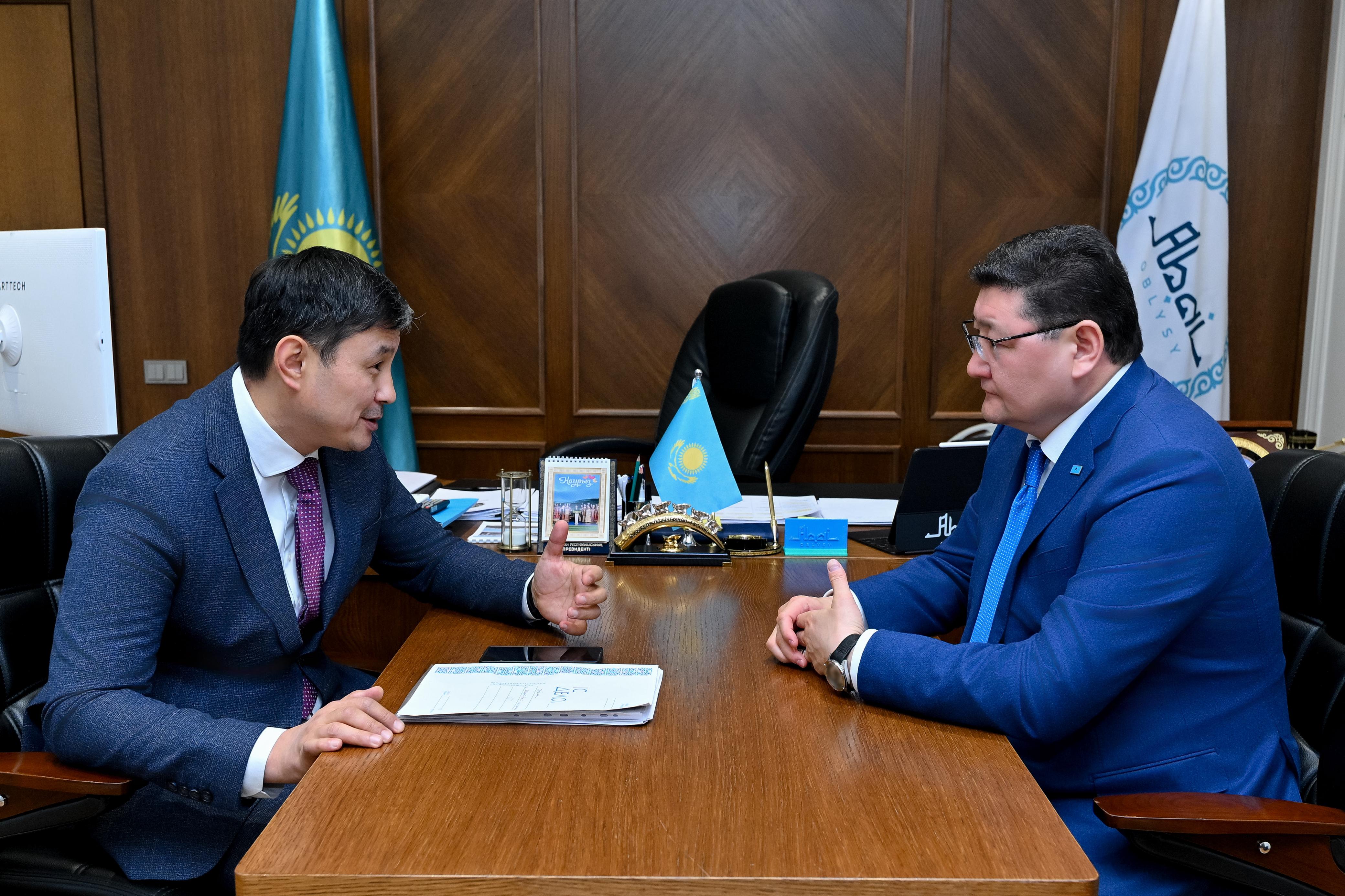 Облыс әкімі Абай атындағы театрдың директорымен кездесті