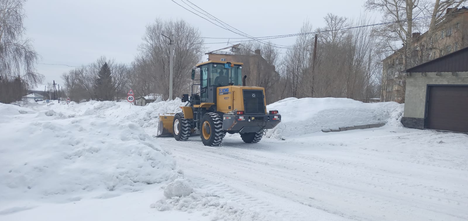 Белоусовка кентінде көшелер мен қоғамдық аумақтарды қардан тазарту жұмыстары жүргізілуде