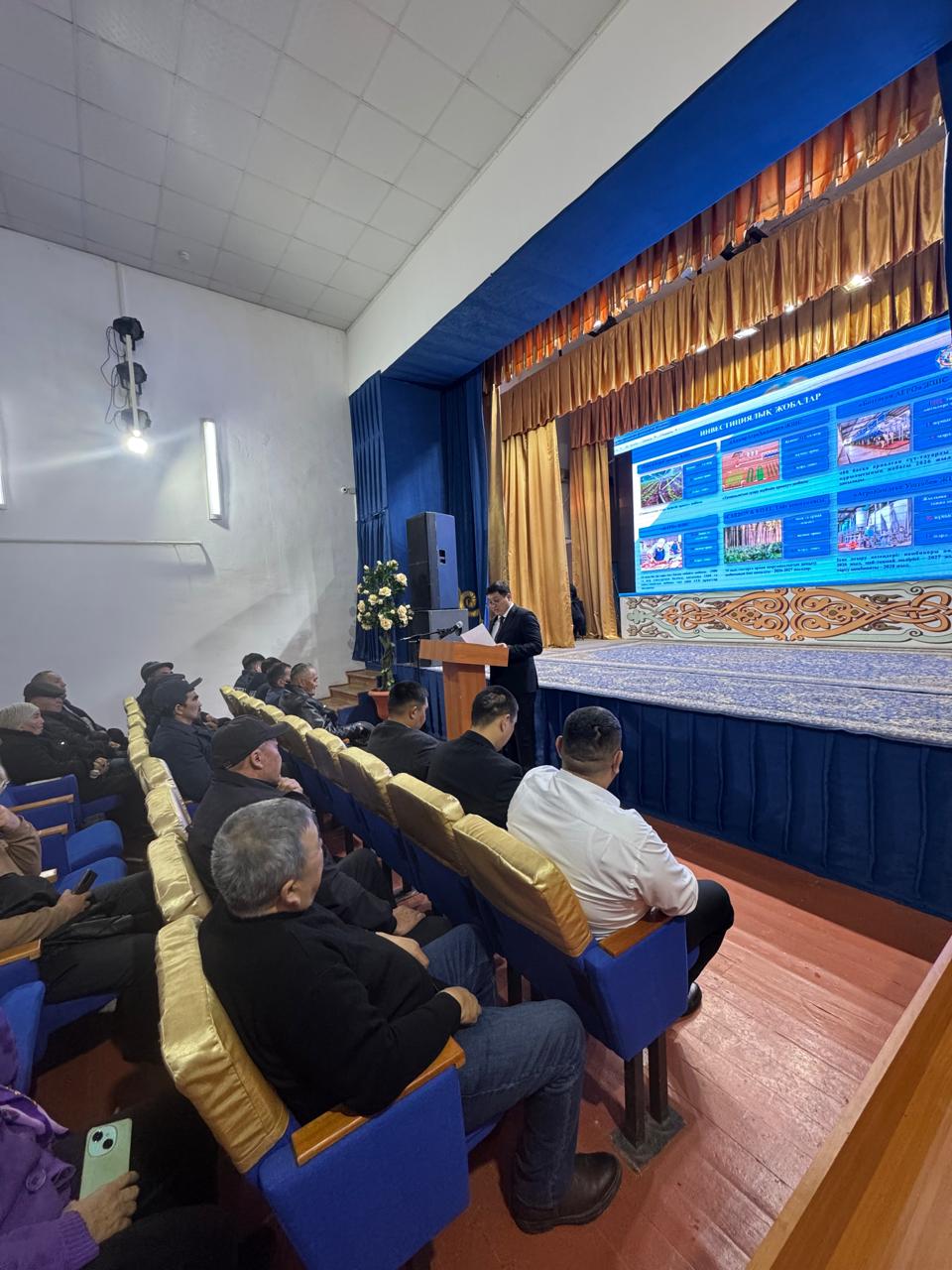 Қанабек ауылында тұрғындар өзекті мәселелерін көтерді