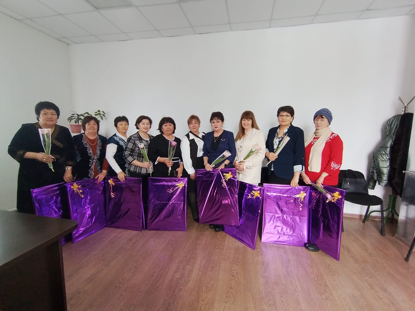 Қоғалы ауылдық округінің әкімі әйелдерді 8 Наурыз мерекесімен құттықтады.
