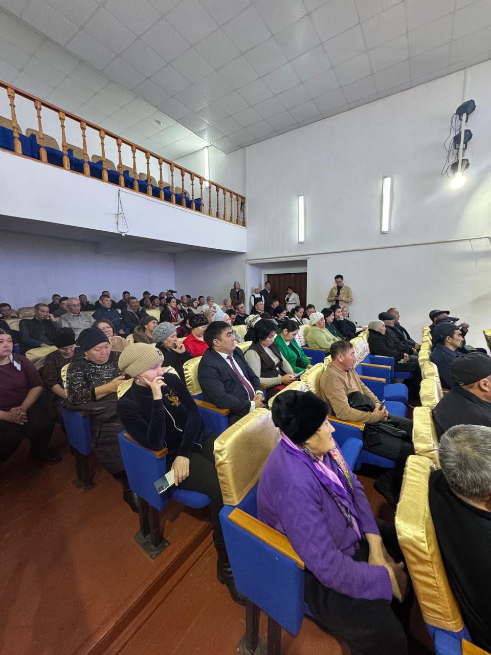 Қанабек ауылында тұрғындар өзекті мәселелерін көтерді