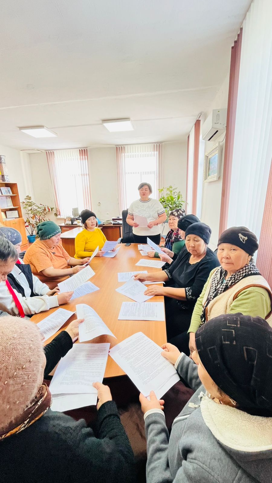 Мемлекеттік қызметтерді алу жолдары бойынша халық арасында түсіндіру жұмыстары жүргізілді. Азаматтарға мемлекеттік қызметтерді онлайн және офлайн түрде алу тәртібі туралы ақпарат берілді. Әсіресе, қызметтерді онлайн түрде алу үшін eGov Mobile мобильді қосымшасын пайдалану мүмкіндіктері түсіндірілді.