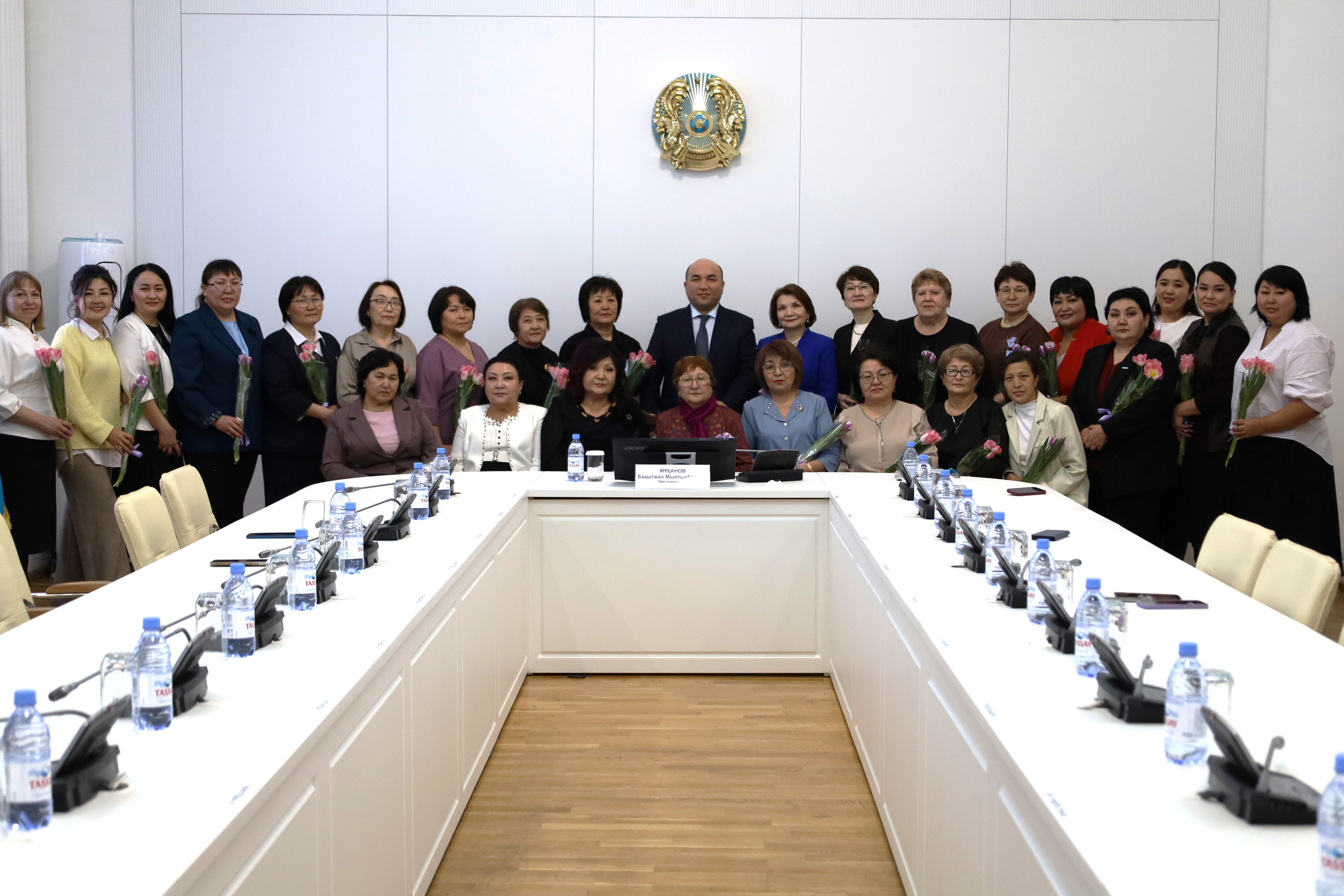 АКИМ РАЙОНА ПОЗДРАВИЛ ЖЕНЩИН-РУКОВОДИТЕЛЕЙ И ВЕТЕРАНОВ ГОСУДАРСТВЕННОЙ СЛУЖБЫ С НАСТУПАЮЩИМ 8 МАРТА