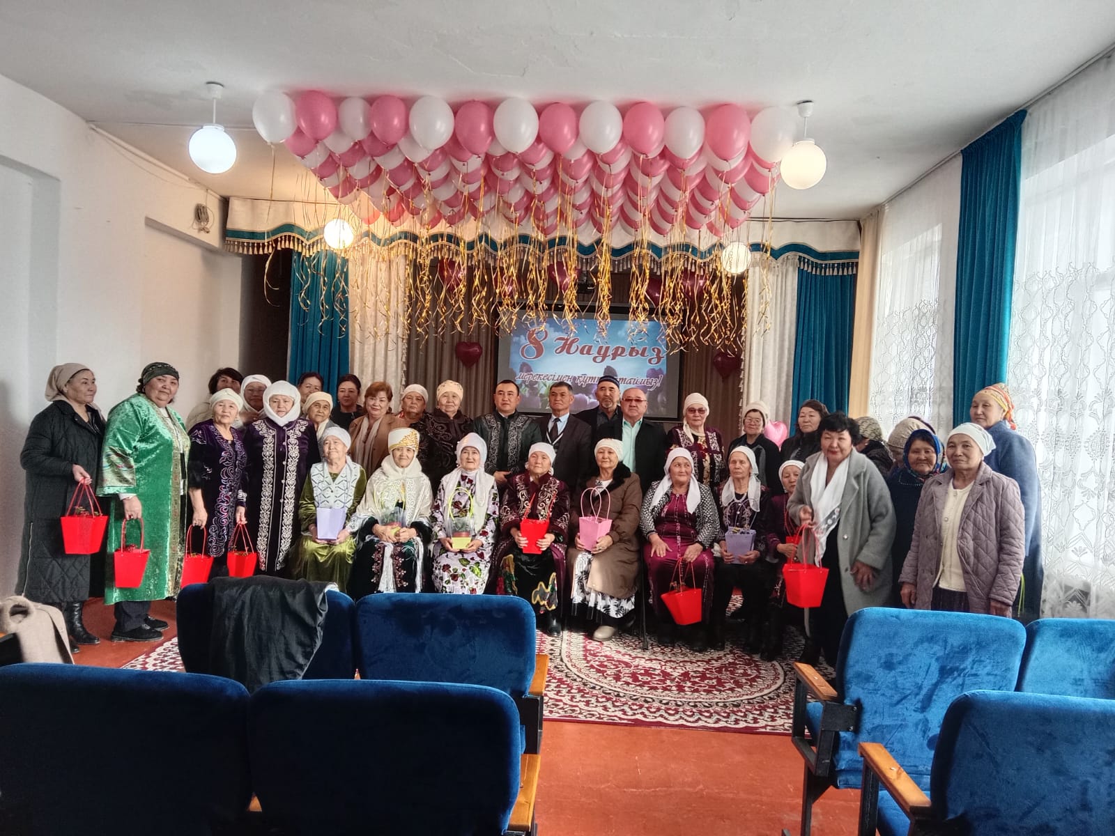 8 наурыз Халықаралық әйелдер күнінде мерекелік сазды бағдарлама ұйымдастырылып, ақ жаулықты аналарымызға құрмет көрсетілді.