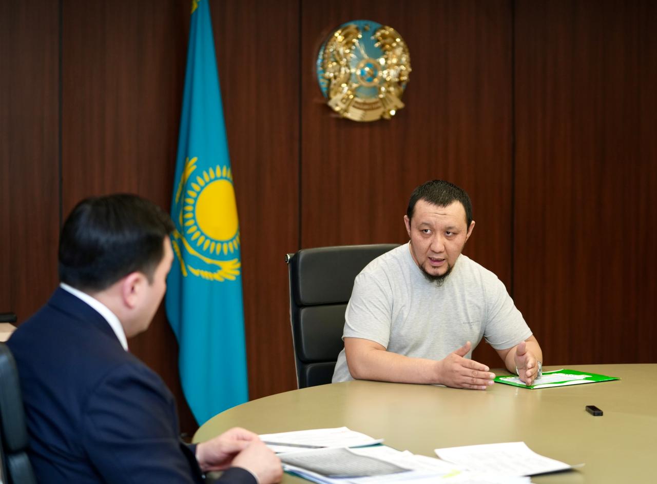Эко-инновациялардан тұтынушылардың құқықтарын қорғауға дейін: Ерлан Ақкенженов азаматтардың сауалдарына жауап берді