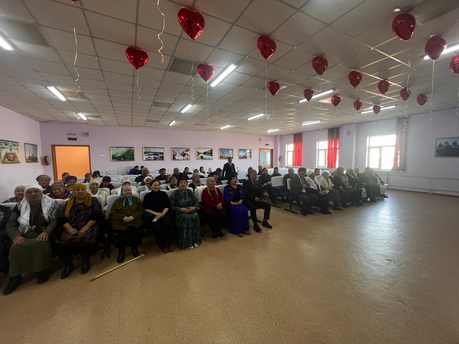 Атамекен ауылдық округі Нұркент қалашығында Пенжім орта мектебінің акт залында 8-наурыз Халықаралық әйелдер күніне орай «Әлемнің нұры – әйелдер» атты мерекелік іс-шара