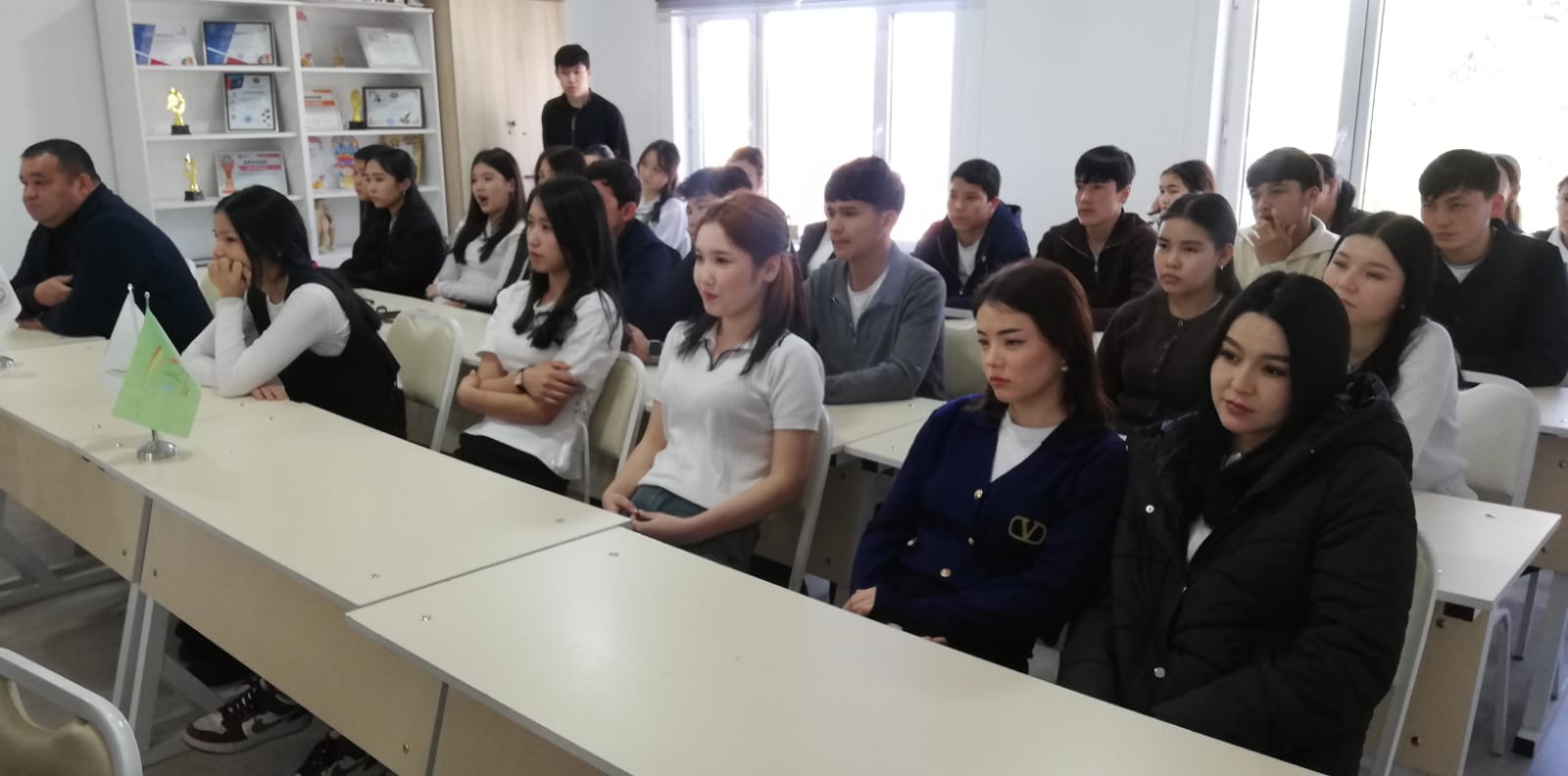 «ҰЛТ БОЛАШАҒЫ – ЕҢБЕК»: ШЫМКЕНТТЕГІ «ОТЫРАР» КОЛЛЕДЖІНДЕ ЖАСТАР АКЦИЯСЫ ӨТТІ