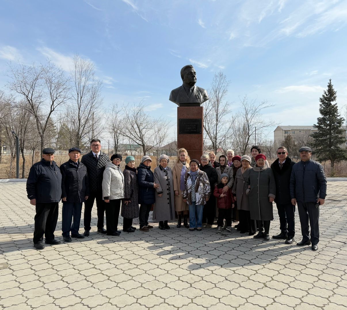 Екі мәрте социалистік Еңбек Ері Николай Никитович Головацкийдің туған күніне орай Головацкийдің ескерткішіне гүл шоғын қою рәсімі өткізілді.