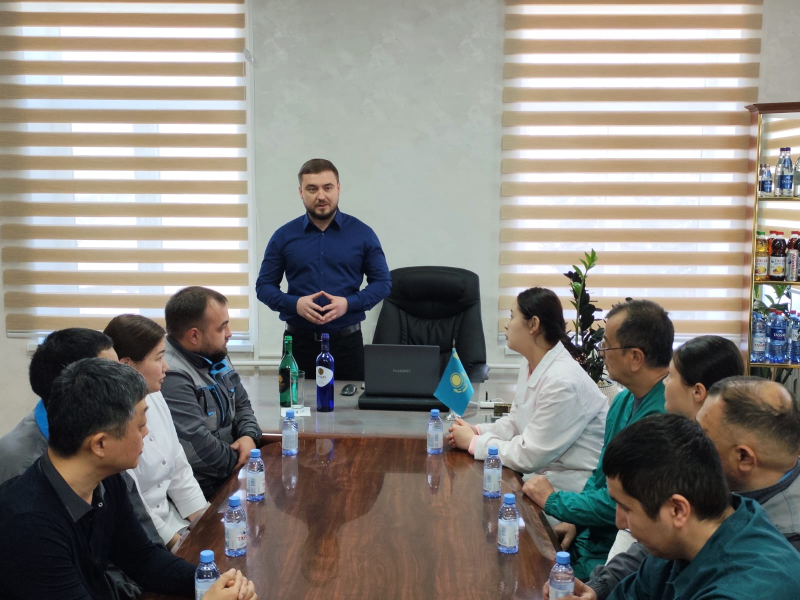 МАҢЫЗДЫ ТАҚЫРЫП ТӨҢІРЕГІНДЕГІ ДИАЛОГ: ШЫМКЕНТТЕГІ ЕҢБЕК ҰЖЫМДАРЫНА ЖАҢАРТЫЛҒАН КОНСТИТУЦИЯ ТҮСІНДІРІЛУДЕ