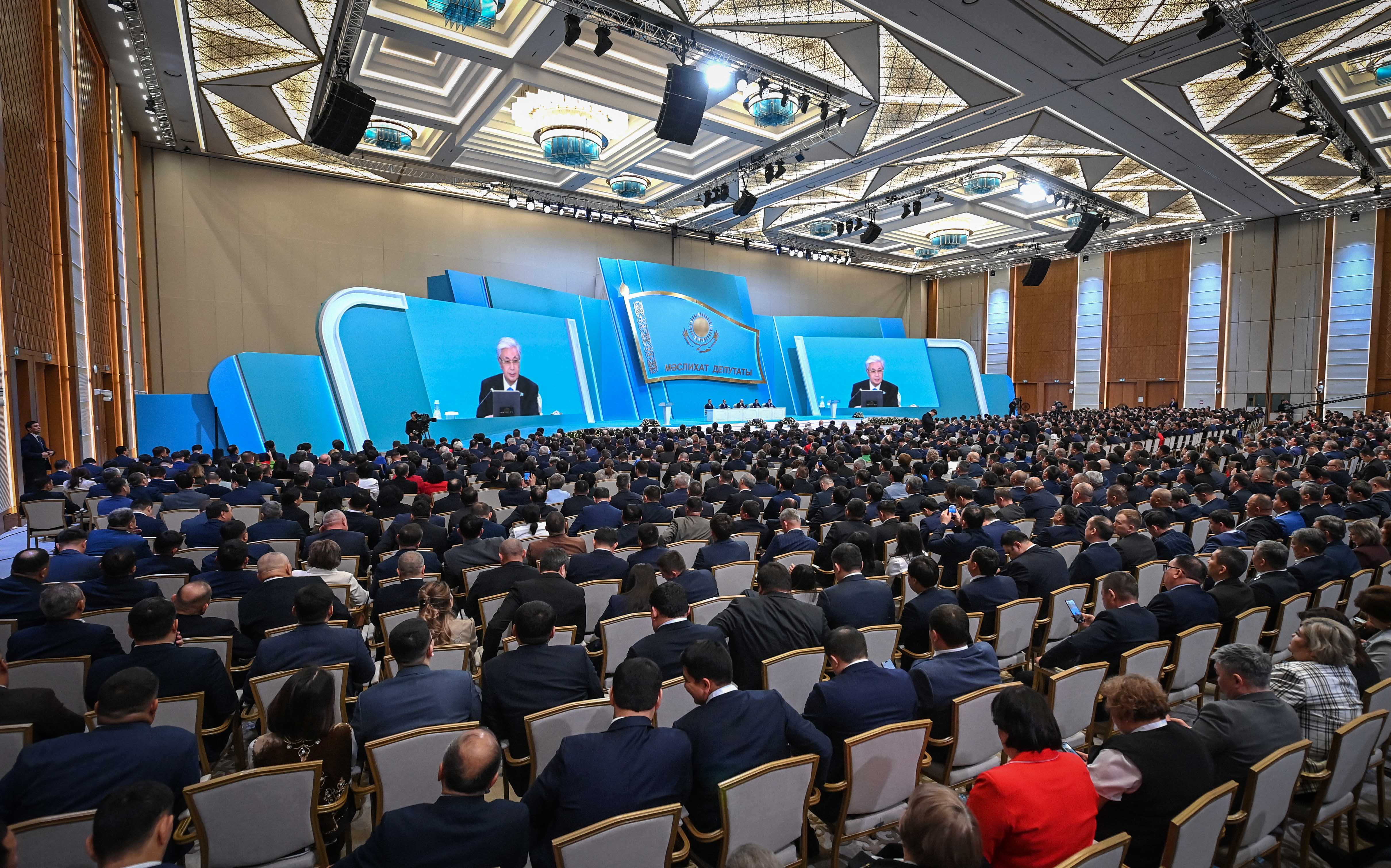 В Астане во Дворце Независимости состоялся ІІІ Республиканский форум депутатов маслихатов всех уровней с участием Президента Касым-Жомарта Кемелевича Токаева