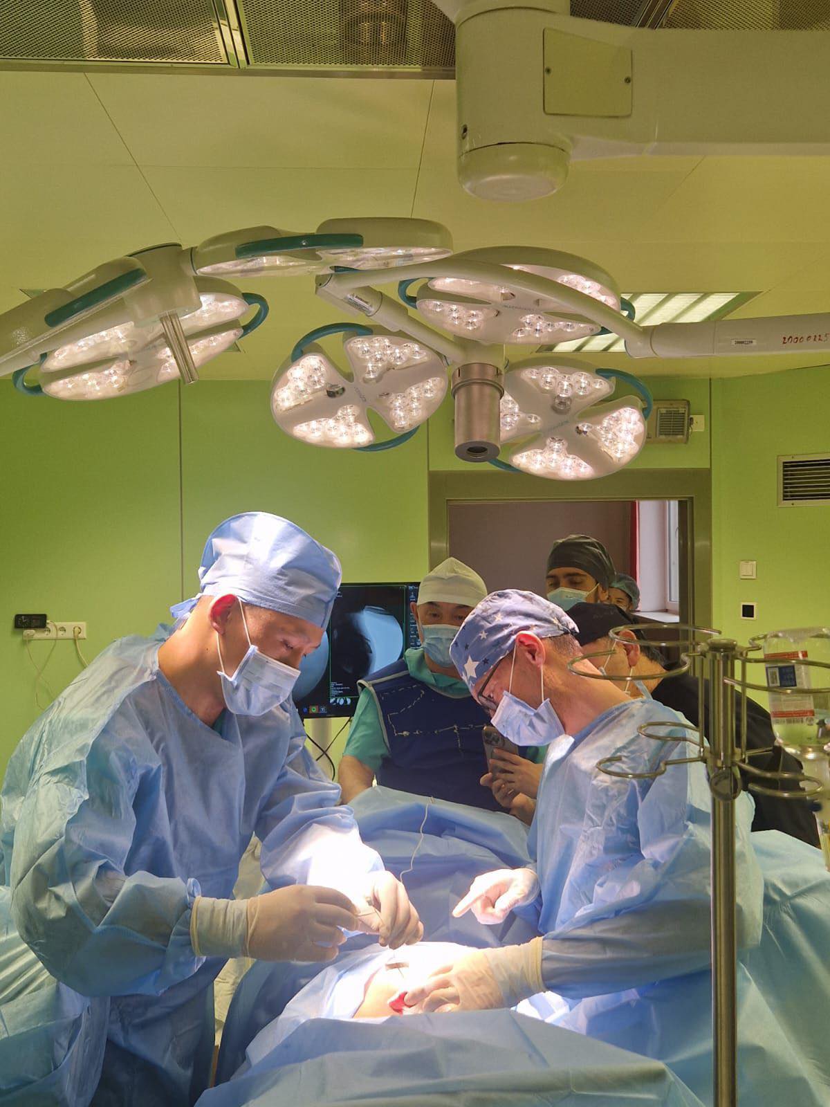 Алматыда 12 жасар науқасқа қуық жұмысын реттейтін нейростимулятор орнатылды