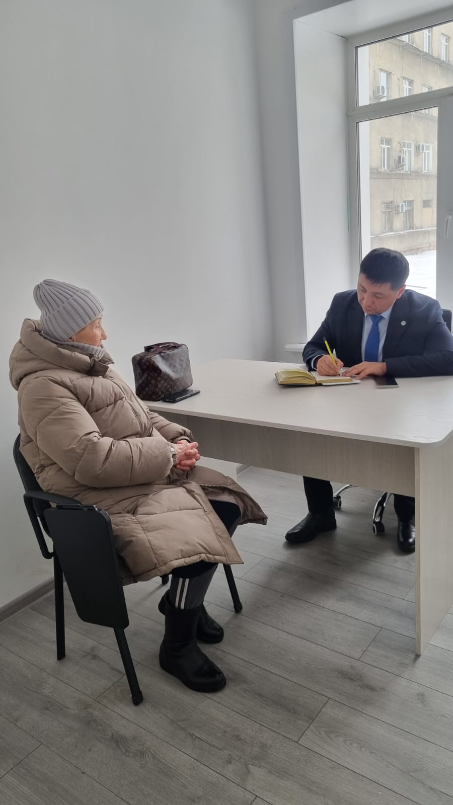 Семей қаласы мәслихаты аппаратының басшысы Азат Құсайынов азаматтарды қабылдады