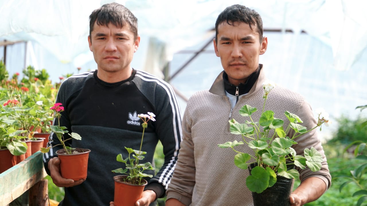 КЕЛЕСТЕН ШЫҚҚАН ГҮЛДЕРДІҢ ХИКАЯСЫ: АҒАЛЫ-ІНІЛІ ИСРАИЛОВТАРДЫҢ ЖЫЛЫЖАЙЫ ТАБЫСҚА ЖЕТТІ