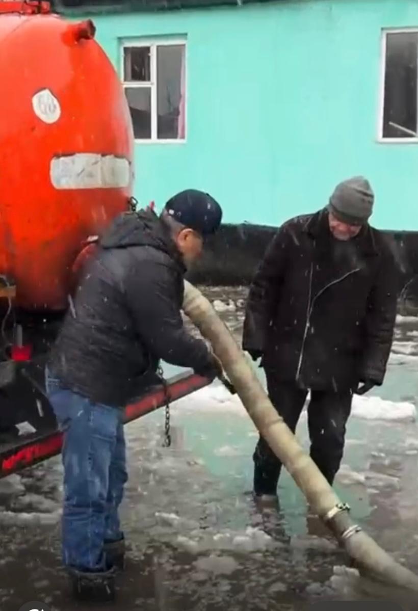 Ведутся работы по очистке собранной воды