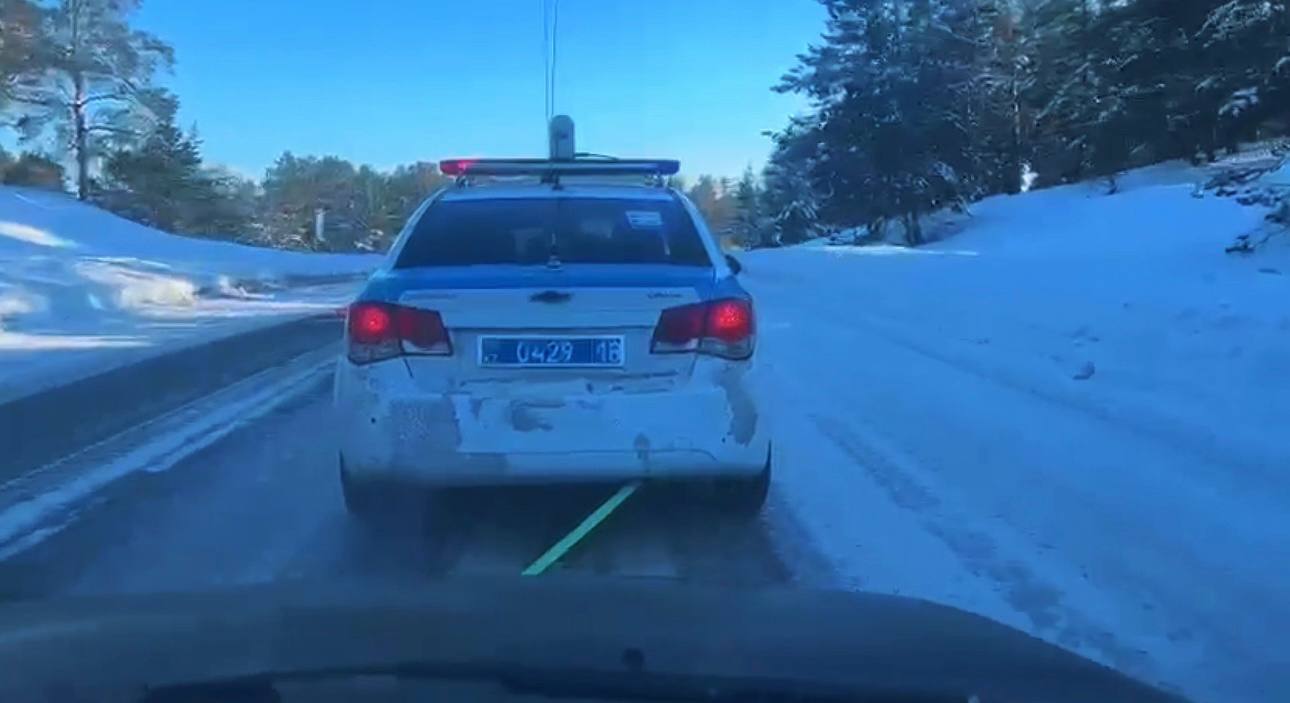 Абай облысында полицейлер тас жолда көлігі сынып қалған әйел адамға көмек көрсетті.